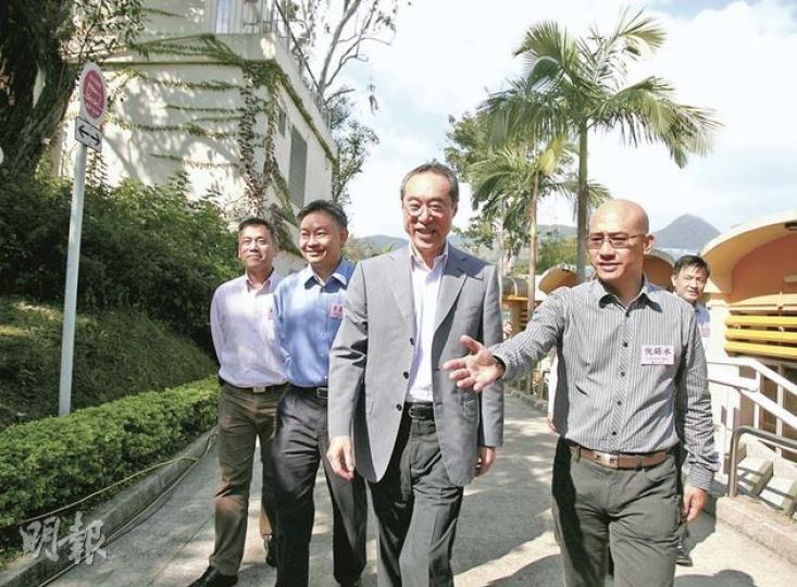 明天為參選特首舉行造勢大會的唐英年(右二),昨日出席紀律部隊研討會,獲主辦單位讚賞有溝通。右一為紀律部隊評議會主席倪錫水。(林振東攝) 明天為參選特首舉行造勢大會的唐英年(右二),昨日出席紀律部隊研討會,獲主辦單位讚賞有溝通。右一為紀律部隊評議會主席倪錫水。(林振東攝)