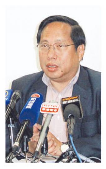 民主黨主席何俊仁強調,只有泛民候選人成功「入場」參選特首,才能迫使唐英年及梁振英就人權自由及民主發展等政治議題表態。(林凱旻攝) 民主黨主席何俊仁強調,只有泛民候選人成功「入場」參選特首,才能迫使唐英年及梁振英就人權自由及民主發展等政治議題表態。(林凱旻攝)