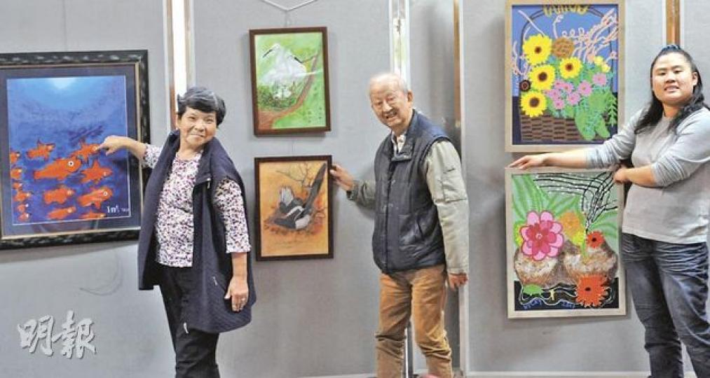 殘疾人士趙慕嚴(左起)、梁少華及陳詩敏,透過畫作展現心中色彩及故事,各人畫作均於今天的拍賣會上慈善拍賣,款項將悉數捐出協助其他殘疾人士。(尹錦恩攝)趙慕嚴婆婆愛用鮮色作畫,快樂魚兒在藍色汪洋中暢泳。(尹錦恩攝) 殘疾人士趙慕嚴(左起)、梁少華及陳詩敏,透過畫作展現心中色彩及故事,各人畫作均於今天的拍賣會上慈善拍賣,款項將悉數捐出協助其他殘疾人士。(尹錦恩攝)趙慕嚴婆婆愛用鮮色作畫,快樂魚兒在藍色汪洋中暢泳。(尹錦恩攝)