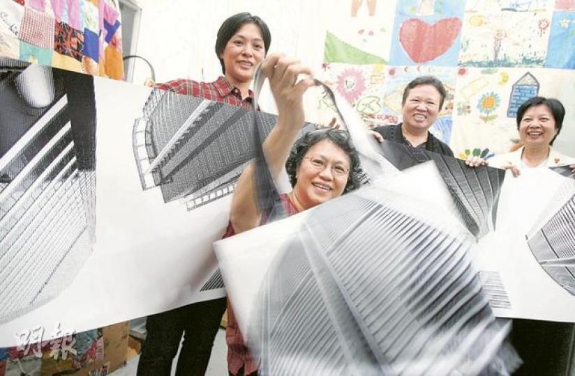 珍姐(左起)、少潔、仙姐和琴姐和一班聖雅各福群會「天衣無縫車衣隊」的「50後車衣女工」,早前獲太古地產邀請,將一批本來會被棄置的橫額,循環再造成一批時尚環保袋,義賣收益會捐給5個機構。(林振東攝) 珍姐(左起)、少潔、仙姐和琴姐和一班聖雅各福群會「天衣無縫車衣隊」的「50後車衣女工」,早前獲太古地產邀請,將一批本來會被棄置的橫額,循環再造成一批時尚環保袋,義賣收益會捐給5個機構。(林振東攝)