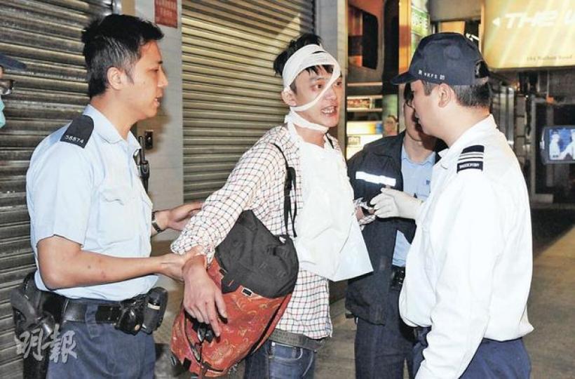 一名男子在彌敦道酒吧中頭部受傷,警方接報到場時男子腳步浮浮,不時喃喃自語,又向救護員說﹕「我係註冊醫生,係咪可以揀送去邊間醫院。」(蔡方山攝) 一名男子在彌敦道酒吧中頭部受傷,警方接報到場時男子腳步浮浮,不時喃喃自語,又向救護員說﹕「我係註冊醫生,係咪可以揀送去邊間醫院。」(蔡方山攝)