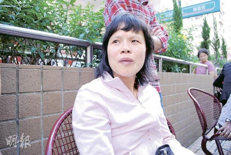 獨居198號大廈劏房的黃女士,在濃煙包圍下與其他住客逃上天台,她一度以為會死去,以手機致電內地女兒「訣別」。(袁柏恩攝) 獨居198號大廈劏房的黃女士,在濃煙包圍下與其他住客逃上天台,她一度以為會死去,以手機致電內地女兒「訣別」。(袁柏恩攝)