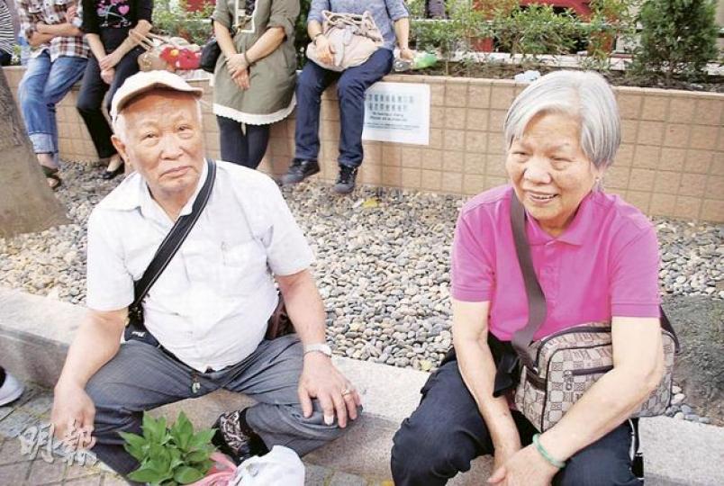 自嘲住在「火燭街」、家備長繩以隨時逃生的八旬林氏夫婦,於火警時被消防員拍門叫醒,不忘帶備隨身袋,內有證件、現金及電筒。(袁柏恩攝) 自嘲住在「火燭街」、家備長繩以隨時逃生的八旬林氏夫婦,於火警時被消防員拍門叫醒,不忘帶備隨身袋,內有證件、現金及電筒。(袁柏恩攝)