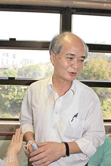 謝先生(圖)的兒子於大火中受重傷,而與謝家同住的兒子女友則於火災中身亡。(陳家俊攝) 謝先生(圖)的兒子於大火中受重傷,而與謝家同住的兒子女友則於火災中身亡。(陳家俊攝)