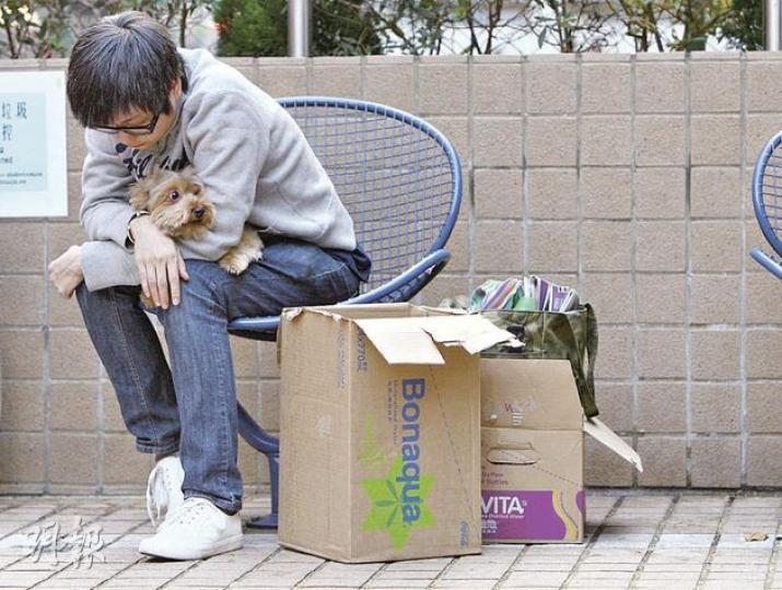花園街火災令逾300名災民無家可歸,部分受影響居民顯得身心俱疲,只能帶同心愛的狗到附近公園暫時休息。(林振東攝) 花園街火災令逾300名災民無家可歸,部分受影響居民顯得身心俱疲,只能帶同心愛的狗到附近公園暫時休息。(林振東攝)