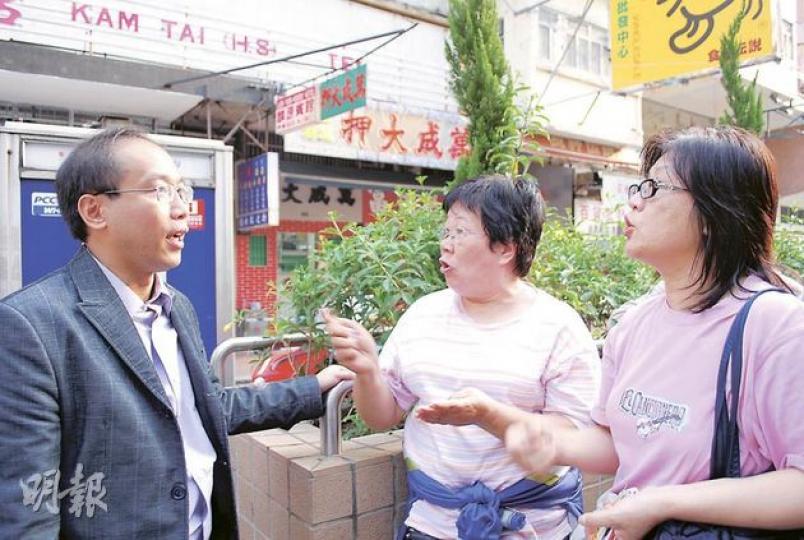 油尖旺區議員陳偉強(左)到火災現場探望災民期間,有排檔檔主激動指摘他向外稱排檔危險,是對排檔檔主落井下石,陳明言不是要取締排檔。(袁柏恩攝) 油尖旺區議員陳偉強(左)到火災現場探望災民期間,有排檔檔主激動指摘他向外稱排檔危險,是對排檔檔主落井下石,陳明言不是要取締排檔。(袁柏恩攝)