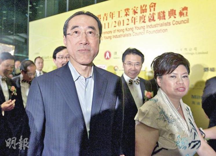 特首參選人唐英年昨日收起笑容,表示花園街致命大火令全港市民心情沉重,決定將原定今日舉行的參選特首大會延遲,詳情另作公布。(郭慶輝攝)特首參選人唐英年和梁振英,昨日前後腳出席香港青年工業家協會活動,兩人在會展門口一度碰頭,惟梁振英(圖)刻意避開,由另一門口進入。(郭慶輝攝) 特首參選人唐英年昨日收起笑容,表示花園街致命大火令全港市民心情沉重,決定將原定今日舉行的參選特首大會延遲,詳情另作公布。(郭慶輝攝)特首參選人唐英年和梁振英,昨日前後腳出席香港青年工業家協會活動,兩人在會展門口一度碰頭,惟梁振英(圖)刻意避開,由另一門口進入。(郭慶輝攝)