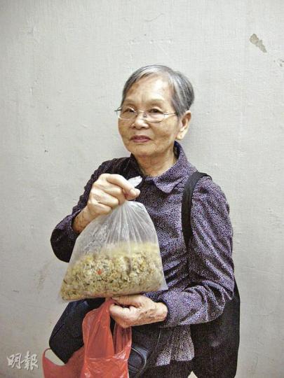 八旬的黃愛接受訪問時表示,雖然有官司在身,但對生活不感憂心,稱附近教會提供免費膳食,她手中的膠袋便盛着從教會取走的冷飯,留作明天早餐。(梁珮珊攝) 八旬的黃愛接受訪問時表示,雖然有官司在身,但對生活不感憂心,稱附近教會提供免費膳食,她手中的膠袋便盛着從教會取走的冷飯,留作明天早餐。(梁珮珊攝)