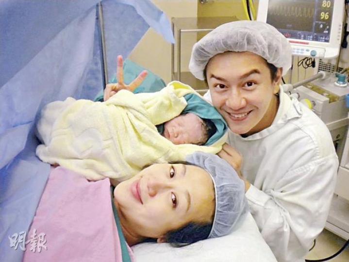 陳浩民看着太太蔣麗莎生孩子，感動落淚，他誓要愛惜太太、保護女兒成長。（微博圖片）陳雅薷眼仔精靈，跟爸爸相像。（微博圖片）陳浩民早上10時陪伴太太到醫院時，心情比侍產的蔣麗莎更緊張。（攝影/記者：鍾偉茵）蔣麗莎的父親做好準備，就連嬰兒車也推到醫院等外孫女出世。（攝影/記者：鍾偉茵）蔣麗莎會留在香港坐月，所以媽咪同行方便照顧。（攝影/記者：鍾偉茵）陳浩民開心做爸爸接受大家祝福，有關陳嘉桓的問題待過了他的兩個「女王」生日再談。（攝影/記者：鍾偉茵）