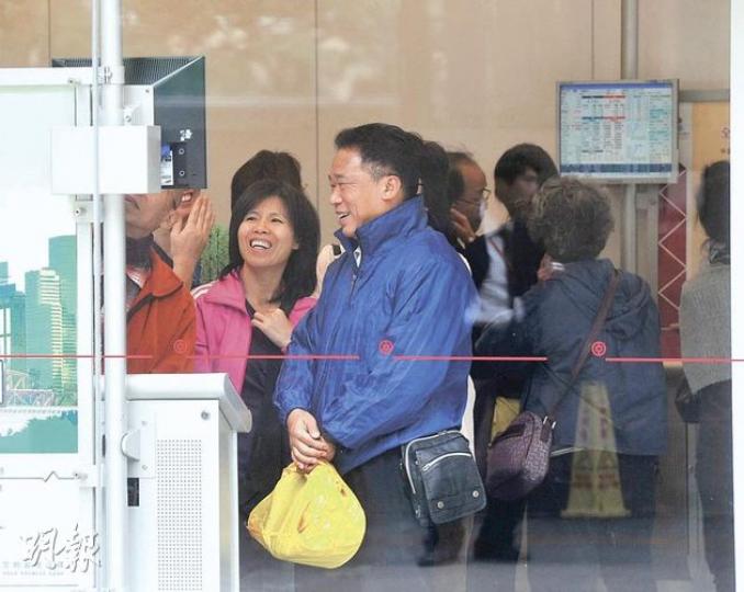 港股起死回生,急彈逾1000點,散戶們喜形於色。(李澤彤攝) 港股起死回生,急彈逾1000點,散戶們喜形於色。(李澤彤攝)