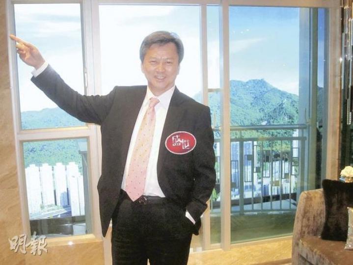 長實執行董事趙國雄預料,銀根寬鬆將令更多資金流入市場,未來數年的通脹亦將持續高企,使更多人願意將資金投放到房產等實物上。(林可為攝)「盛世」最新曝光的1000方呎示範單位,大廳面積約200方呎,內櫳甚方正;至於盛世最快今日宣布加價的單位,亦正屬圖中此款戶型。 (林可為攝)日本籍睇樓客﹕來自東京、但現居香港;他認為內地持續調控樓市,而香港樓市相對較穩定,所以正尋求投資香港房產機會。(林可為攝)睇樓客鄭小姐﹕自言不太清楚6大央行救市的詳情,並認為香港樓價昂貴,但由於女兒在香港工作,所以特地前往睇樓。 長實執行董事趙國雄預料,銀根寬鬆將令更多資金流入市場,未來數年的通脹亦將持續高企,使更多人願意將資金投放到房產等實物上。(林可為攝)「盛世」最新曝光的1000方呎示範單位,大廳面積約200方呎,內櫳甚方正;至於盛世最快今日宣布加價的單位,亦正屬圖中此款戶型。 (林可為攝)日本籍睇樓客﹕來自東京、但現居香港;他認為內地持續調控樓市,而香港樓市相對較穩定,所以正尋求投資香港房產機會。(林可為攝)睇樓客鄭小姐﹕自言不太清楚6大央行救市的詳情,並認為香港樓價昂貴,但由於女兒在香港工作,所以特地前往睇樓。