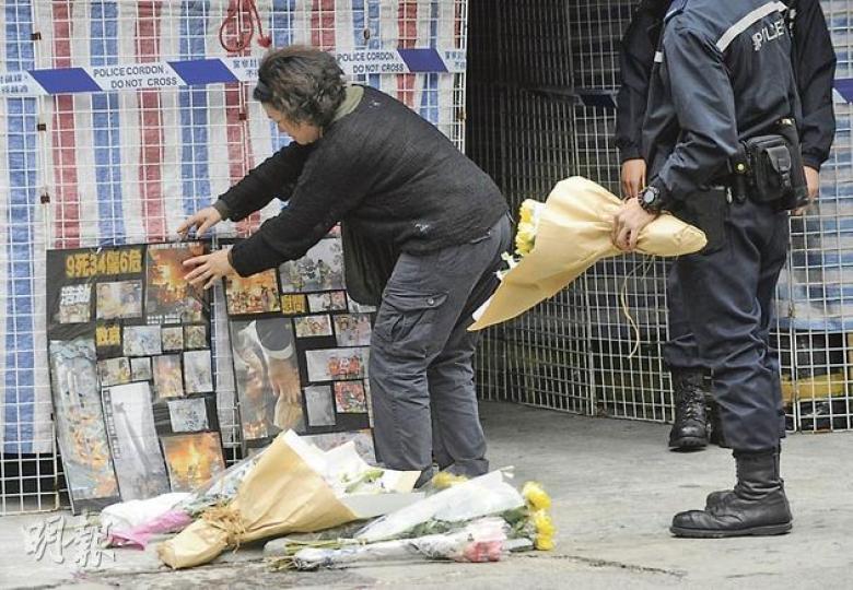 有市民剪輯四級火的新聞圖片,放在花園街排檔外並擺放鮮花致意,悼念死者。(余俊亮攝) 有市民剪輯四級火的新聞圖片,放在花園街排檔外並擺放鮮花致意,悼念死者。(余俊亮攝)
