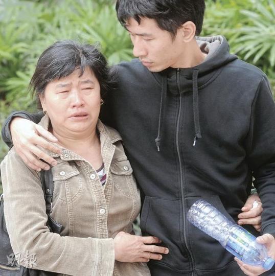 21歲少女廖海燕為火警中最年輕死者,其母親(左)昨日到葵涌殮房認屍後十分悲痛,要由兒子緊抱安慰。 (尹錦恩攝)前日大火中,謝啟宏與女友廖海燕失散後抱狗逃到天台,獲救時衣衫不整,一度命危,幸搶救後性命無大礙。(蔡方山攝) 21歲少女廖海燕為火警中最年輕死者,其母親(左)昨日到葵涌殮房認屍後十分悲痛,要由兒子緊抱安慰。 (尹錦恩攝)前日大火中,謝啟宏與女友廖海燕失散後抱狗逃到天台,獲救時衣衫不整,一度命危,幸搶救後性命無大礙。(蔡方山攝)
