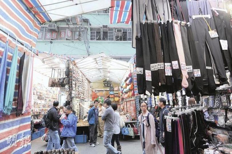 俗稱女人街的通菜街多年來一直實施「朝行晚拆」,商戶早已習以為常,部分商戶月花數千元僱用「一條龍」搬運公司搭建、拆除及存倉服務。(尹錦恩攝)女人街排檔必須「朝行晚拆」,晚上收檔後,檔主將貨物及棚架收拾成圖中「貨櫃」,直至翌日中午開檔。(周婷攝)通菜街售賣成衣地舖(右)的負責人,斥排檔租金遠低於其地舖,即將結業。通菜街兩旁地舖大多已轉為食肆。(尹錦恩攝) 俗稱女人街的通菜街多年來一直實施「朝行晚拆」,商戶早已習以為常,部分商戶月花數千元僱用「一條龍」搬運公司搭建、拆除及存倉服務。(尹錦恩攝)女人街排檔必須「朝行晚拆」,晚上收檔後,檔主將貨物及棚架收拾成圖中「貨櫃」,直至翌日中午開檔。(周婷攝)通菜街售賣成衣地舖(右)的負責人,斥排檔租金遠低於其地舖,即將結業。通菜街兩旁地舖大多已轉為食肆。(尹錦恩攝)