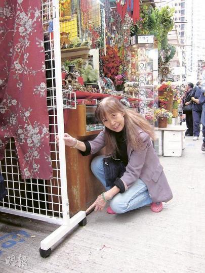 灣仔太原街檔主Tina表示,上址不少排檔和她的一樣,都設有車輪可以移動,故若消防車要救人而通道不夠闊,檔主隨時可「讓路」。(陳志偉攝) 灣仔太原街檔主Tina表示,上址不少排檔和她的一樣,都設有車輪可以移動,故若消防車要救人而通道不夠闊,檔主隨時可「讓路」。(陳志偉攝)