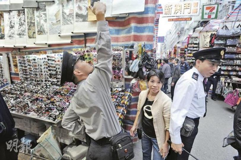 食環署小販事務隊及消防處昨巡查通菜街排檔,指示商戶保持4.5米通道供消防車通過,並比劃高度限制為2.5米。(尹錦恩攝)(明報製圖) 食環署小販事務隊及消防處昨巡查通菜街排檔,指示商戶保持4.5米通道供消防車通過,並比劃高度限制為2.5米。(尹錦恩攝)(明報製圖)