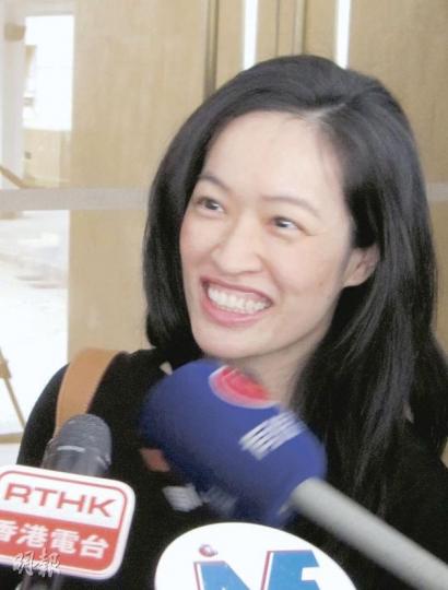 經過多年「苦戰」,曾昭穎昨獲法官命令,可瓜分前夫五分之一即12億元財產,她由得知結果後便一直笑不攏嘴,對結果相當滿意。(黃景怡攝)(明報製圖)(明報製圖) 經過多年「苦戰」,曾昭穎昨獲法官命令,可瓜分前夫五分之一即12億元財產,她由得知結果後便一直笑不攏嘴,對結果相當滿意。(黃景怡攝)(明報製圖)(明報製圖)
