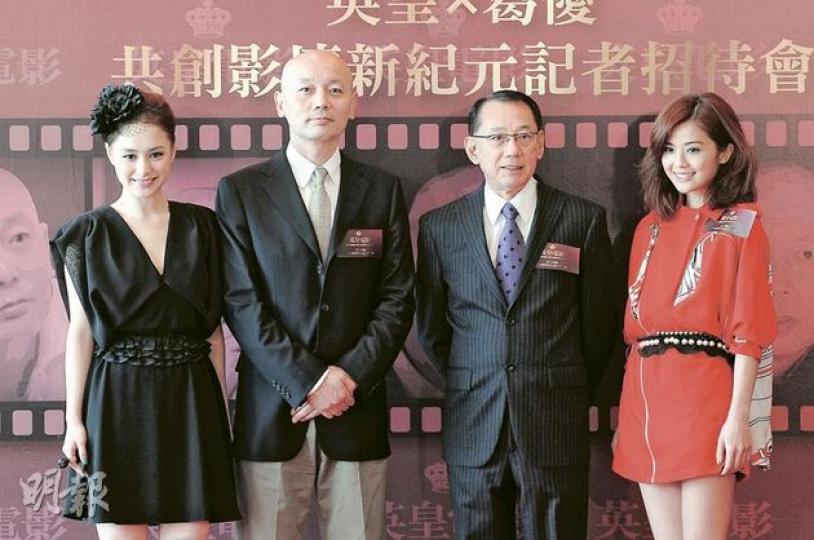 昨日葛優（左二）動筆簽約英皇，Twins陪伴老闆楊受成（右二）出席記者會。（攝影﹕鍾偉茵）Twins都想拍葛優的電影，阿Sa更表示演掃街妹都無問題。（攝影﹕鍾偉茵）陳偉霆大讚葛優親切沒架子。（攝影﹕鍾偉茵）Kenny表示要多接北京工作，練好普通話盼能演出葛優電影。（攝影﹕鍾偉茵）