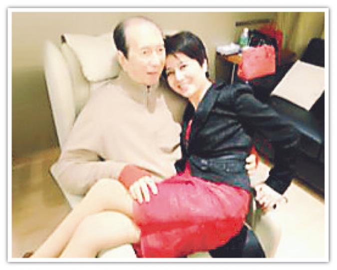 四太梁安琪坐賭王大腿成為一時佳話。（微博圖片）四太梁安琪稍後設宴，為賭王補祝生日。（攝影：劉永銳）