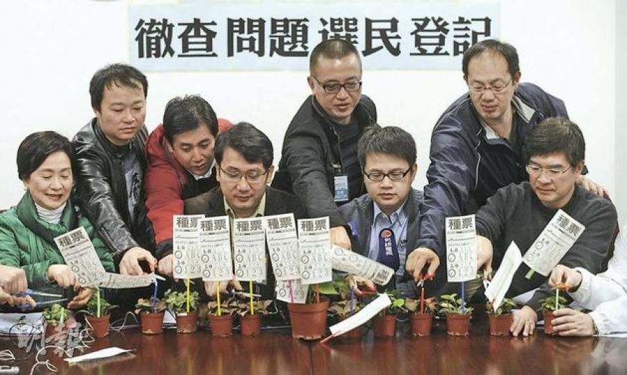 民主黨截至12月2日收集到798個問題選民登記個案,要求政府徹查,「剪除」種票,維持選舉公平。前排左起為劉慧卿、考慮選舉呈請的莊榮輝、尹兆堅及單仲偕。(余俊亮攝) 民主黨截至12月2日收集到798個問題選民登記個案,要求政府徹查,「剪除」種票,維持選舉公平。前排左起為劉慧卿、考慮選舉呈請的莊榮輝、尹兆堅及單仲偕。(余俊亮攝)