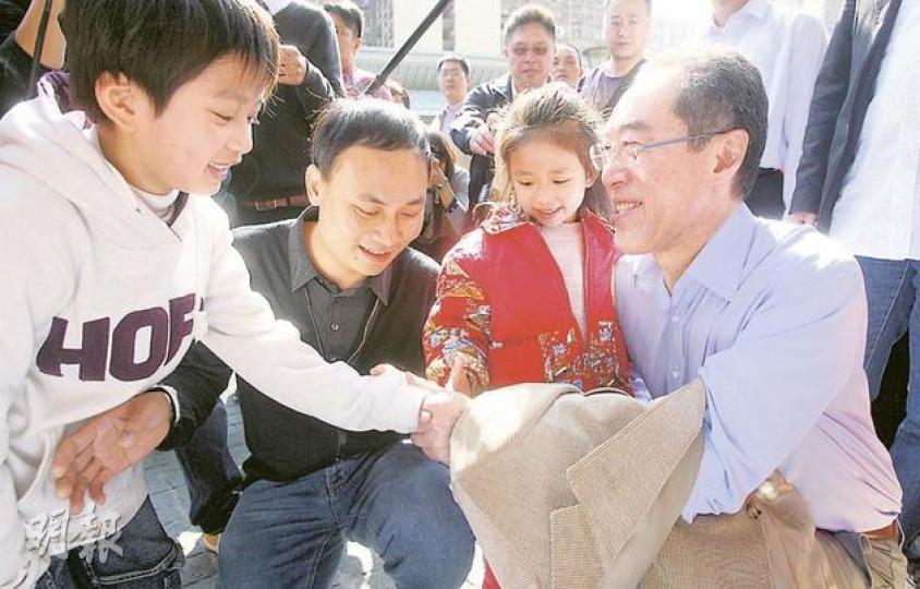 唐英年出席論壇前落區了解民情,他探訪黃大仙上邨時更蹲下與小孩交談,問及他們「幾多歲」、「幾年級」等問題。(林振東攝)梁振英昨出席論壇前,提早半小時到黃大仙視察,走到「歡樂滿東華」的攤位前,更主動揀柑並捐了100元。(林振東攝) 唐英年出席論壇前落區了解民情,他探訪黃大仙上邨時更蹲下與小孩交談,問及他們「幾多歲」、「幾年級」等問題。(林振東攝)梁振英昨出席論壇前,提早半小時到黃大仙視察,走到「歡樂滿東華」的攤位前,更主動揀柑並捐了100元。(林振東攝)