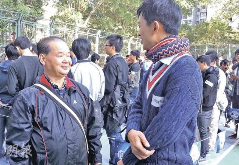 應徵遊戲展的除年輕人外,亦有已參與4屆展覽的麥伯伯(左),他笑說「在展覽見到咁多後生仔,覺得自己都後生咗,好開心」。右為SCEH董事總經理項明生。(楊嘉欣攝) 應徵遊戲展的除年輕人外,亦有已參與4屆展覽的麥伯伯(左),他笑說「在展覽見到咁多後生仔,覺得自己都後生咗,好開心」。右為SCEH董事總經理項明生。(楊嘉欣攝)