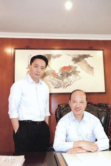 鄭杰(右)30年前成為首批北上港商,在深圳設廠,現時管理工作已交給長子鄭子威(左)及次子。面對目前困境,兩父子堅持撐下去。(陳子凌攝)鄭子威的工廠現有1600名工人及近200名文職人員。明年上調最低工資後,工廠總成本要增加5%。(陳子凌攝) 鄭杰(右)30年前成為首批北上港商,在深圳設廠,現時管理工作已交給長子鄭子威(左)及次子。面對目前困境,兩父子堅持撐下去。(陳子凌攝)鄭子威的工廠現有1600名工人及近200名文職人員。明年上調最低工資後,工廠總成本要增加5%。(陳子凌攝)