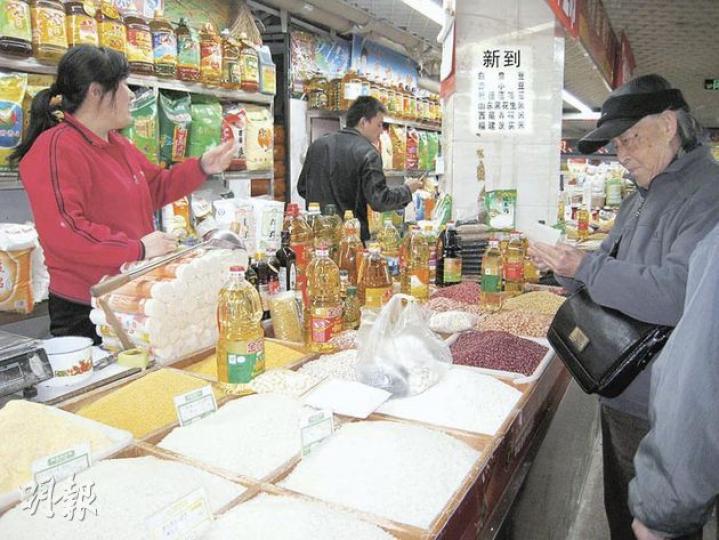 北京的食品價格漲幅紓緩,圖為京城一個糧米油店的情况。(劉洪慶攝) 北京的食品價格漲幅紓緩,圖為京城一個糧米油店的情况。(劉洪慶攝)