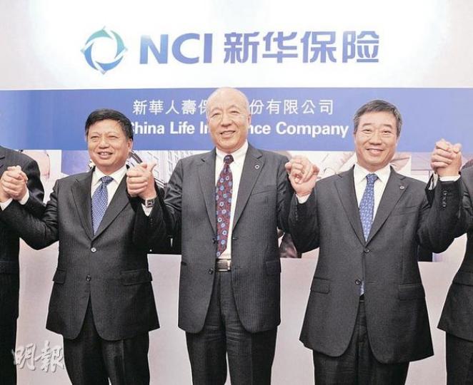 新華人壽首日招股遇散戶冷待。左起副總裁陳國鋼、董事長康典及總裁何志光。(尹錦恩攝) 新華人壽首日招股遇散戶冷待。左起副總裁陳國鋼、董事長康典及總裁何志光。(尹錦恩攝)