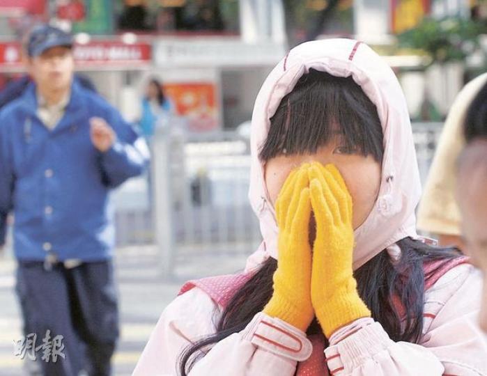 本港氣溫昨降至入冬以來最低的13.4℃,市民盡出棉衣手襪。(李紹昌攝)(明報製圖) 本港氣溫昨降至入冬以來最低的13.4℃,市民盡出棉衣手襪。(李紹昌攝)(明報製圖)