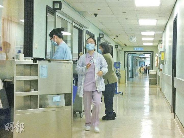 因離職及晉升,聯合醫院內科出現近兩成醫生空缺,至今仍未填補,若不挽留人手及填補空缺,擔心難以應付冬季入院高峰期。(鄧宗弘攝) 因離職及晉升,聯合醫院內科出現近兩成醫生空缺,至今仍未填補,若不挽留人手及填補空缺,擔心難以應付冬季入院高峰期。(鄧宗弘攝)