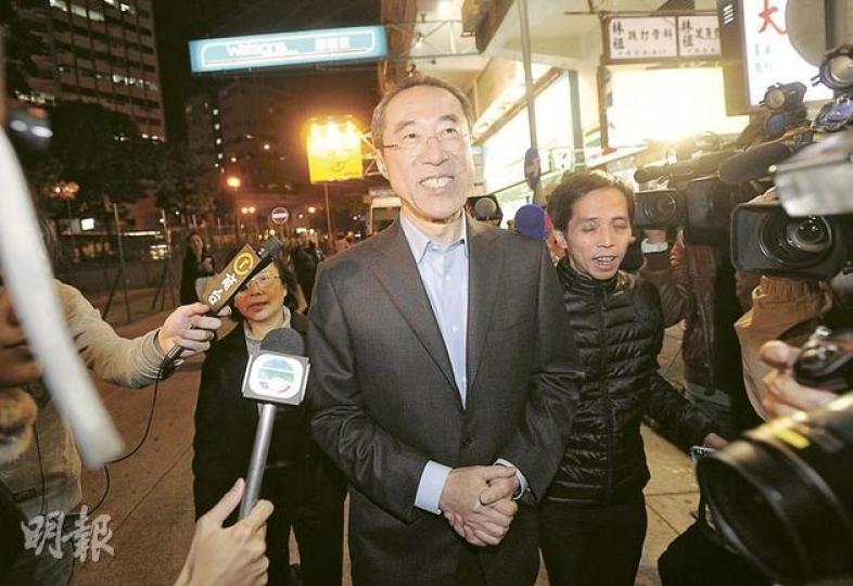唐英年昨晚到花園街火災現場了解情况,他稱災民最關注之後居住的問題,希望可快點上到公屋。(余俊亮攝) 唐英年昨晚到花園街火災現場了解情况,他稱災民最關注之後居住的問題,希望可快點上到公屋。(余俊亮攝)