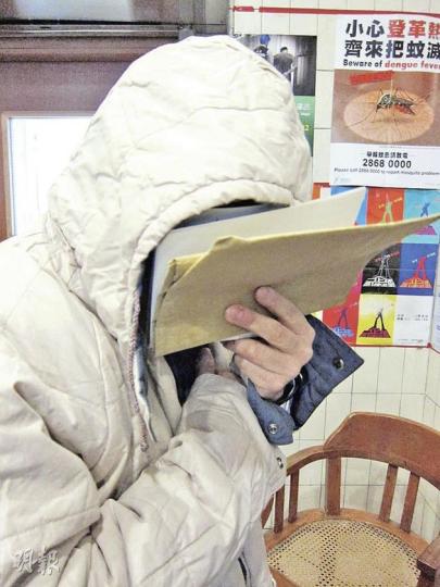 50歲的被告林英才昨獲准保釋候判,離開法庭時以文件掩面。(林綺琪攝) 50歲的被告林英才昨獲准保釋候判,離開法庭時以文件掩面。(林綺琪攝)