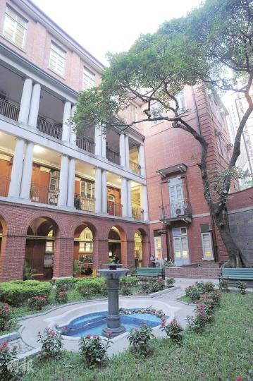 英皇書院建於1923年至1926年,是香港現存6幢戰前官立學校校舍之一,校舍以紅磚建造,富新古典主義風格,在香港同類的學校建築中甚為罕有。(劉焌陶攝)聖士提反書院建於1930年,1941至45年日佔時期,曾被用作赤柱拘留營,是本港現存唯一的拘留營遺址。(劉焌陶攝) 英皇書院建於1923年至1926年,是香港現存6幢戰前官立學校校舍之一,校舍以紅磚建造,富新古典主義風格,在香港同類的學校建築中甚為罕有。(劉焌陶攝)聖士提反書院建於1930年,1941至45年日佔時期,曾被用作赤柱拘留營,是本港現存唯一的拘留營遺址。(劉焌陶攝)