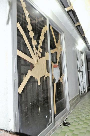 馬鞍山官坑村村屋被神秘男子扑碎玻璃,戶主以牛皮膠紙貼好破損位置。(蔡方山攝) 馬鞍山官坑村村屋被神秘男子扑碎玻璃,戶主以牛皮膠紙貼好破損位置。(蔡方山攝)