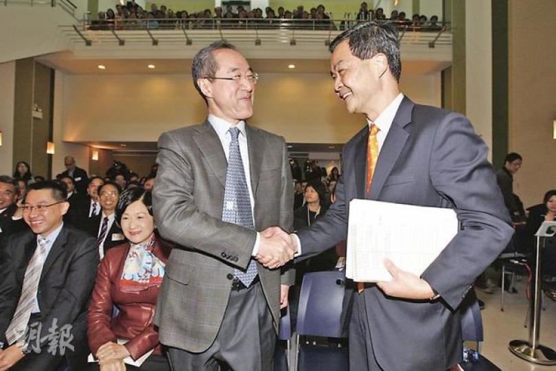 唐英年(右二)、梁振英(右一)和葉劉淑儀(右三)昨一同出席公務員前景論壇,但唐英年遲到近15分鐘,最後唐英年和梁振英只是在台下握手,並沒在台上一同接受公務員團體提問。(李紹昌攝) 唐英年(右二)、梁振英(右一)和葉劉淑儀(右三)昨一同出席公務員前景論壇,但唐英年遲到近15分鐘,最後唐英年和梁振英只是在台下握手,並沒在台上一同接受公務員團體提問。(李紹昌攝)