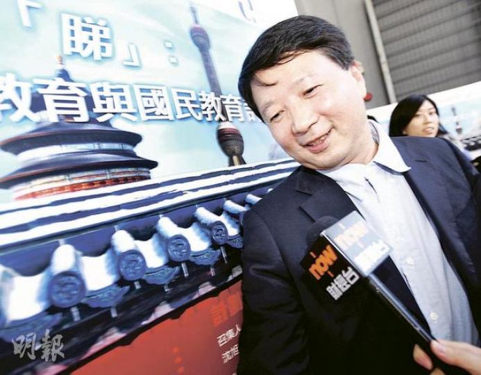 中聯辦宣傳文體部長郝鐵川昨出席一個國民教育論壇後離場時,被記者追問已表態的特首候選人表現時,他未有回應提問便匆匆離去。(李紹昌攝) 中聯辦宣傳文體部長郝鐵川昨出席一個國民教育論壇後離場時,被記者追問已表態的特首候選人表現時,他未有回應提問便匆匆離去。(李紹昌攝)