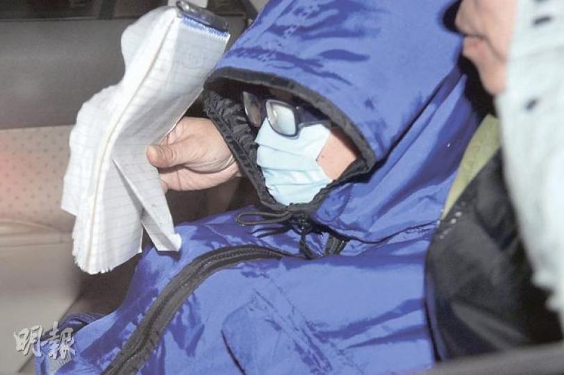 9歲男童(圖)涉嫌「襲擊致造成身體傷害」被帶署調查。(衛永康攝)6歲男童從5樓廚房窗口(箭嘴示)爬出圖撿拾玩具,卻失足直墮1樓平台重創。(衛永康攝)探員在涉案單位檢走曾跌落平台的玩具(箭嘴示)、掃帚、鼓棍及膠水喉等證物返署。(衛永康攝) 9歲男童(圖)涉嫌「襲擊致造成身體傷害」被帶署調查。(衛永康攝)6歲男童從5樓廚房窗口(箭嘴示)爬出圖撿拾玩具,卻失足直墮1樓平台重創。(衛永康攝)探員在涉案單位檢走曾跌落平台的玩具(箭嘴示)、掃帚、鼓棍及膠水喉等證物返署。(衛永康攝)