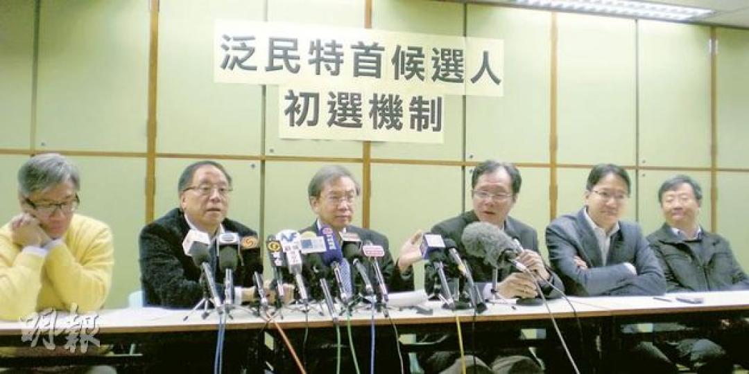 泛民首次以全港民調及電子投票作為初選機制,籌委會特別成立小組研究當中的程序及技術問題,籌委會成員包括召集人公民黨鄭宇碩(左三)、民主黨楊森(左二)及公共專業聯盟莫乃光(右二)等人。(梁杏怡攝)(明報製圖) 泛民首次以全港民調及電子投票作為初選機制,籌委會特別成立小組研究當中的程序及技術問題,籌委會成員包括召集人公民黨鄭宇碩(左三)、民主黨楊森(左二)及公共專業聯盟莫乃光(右二)等人。(梁杏怡攝)(明報製圖)