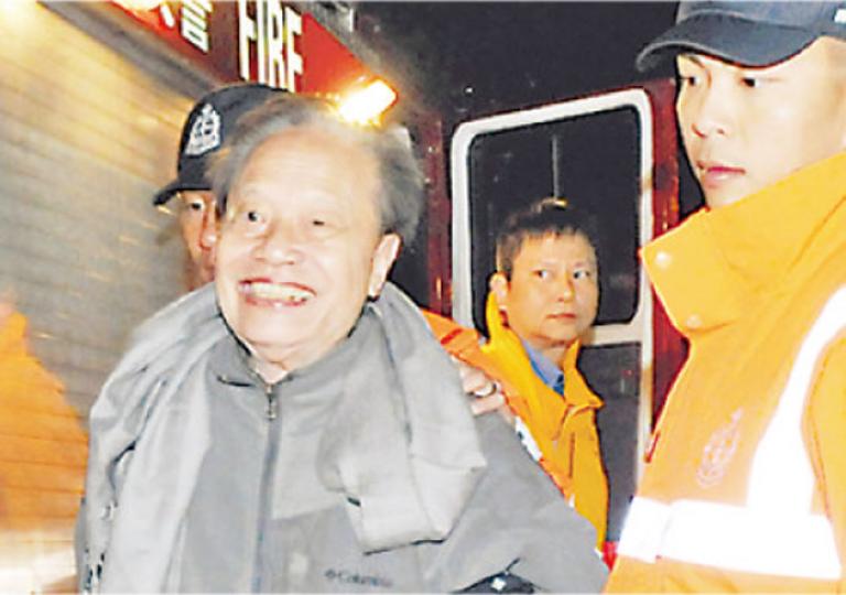 八旬翁困在牛池灣配水庫山頭,飽受寒風吹襲,獲救時露出燦爛笑容。(蔡方山攝) 八旬翁困在牛池灣配水庫山頭,飽受寒風吹襲,獲救時露出燦爛笑容。(蔡方山攝)