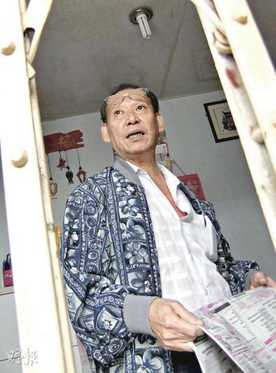 劉靜琪同居吳姓男友的父親表示,已叮囑兒子不要接觸政治,不知道兒子有否提醒女友。(黃雄攝)兩被告黃家健及李海琪分別報稱住在元朗塘坊村村屋3樓及2樓,份屬「鄰居」,但應門者表示二人並非上址住客。(黃雄攝) 劉靜琪同居吳姓男友的父親表示,已叮囑兒子不要接觸政治,不知道兒子有否提醒女友。(黃雄攝)兩被告黃家健及李海琪分別報稱住在元朗塘坊村村屋3樓及2樓,份屬「鄰居」,但應門者表示二人並非上址住客。(黃雄攝)