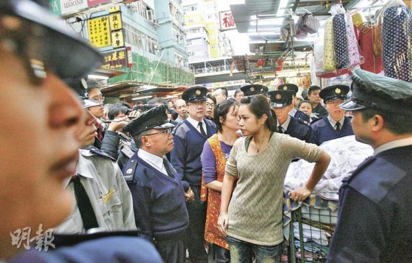 食環署突擊檢查花園街排檔,發現有一些排檔中只有助手在場,須沒收貨物,有女子(右二)為保護貨物,以身擋在貨物前,阻止食環署職員執法。(林振東攝)食環署突擊檢查花園街排檔,發現有一些排檔中只有助手在場,須沒收貨物,引發商販不滿,部分商販到食環署抗議。(林振東攝) 食環署突擊檢查花園街排檔,發現有一些排檔中只有助手在場,須沒收貨物,有女子(右二)為保護貨物,以身擋在貨物前,阻止食環署職員執法。(林振東攝)食環署突擊檢查花園街排檔,發現有一些排檔中只有助手在場,須沒收貨物,引發商販不滿,部分商販到食環署抗議。(林振東攝)