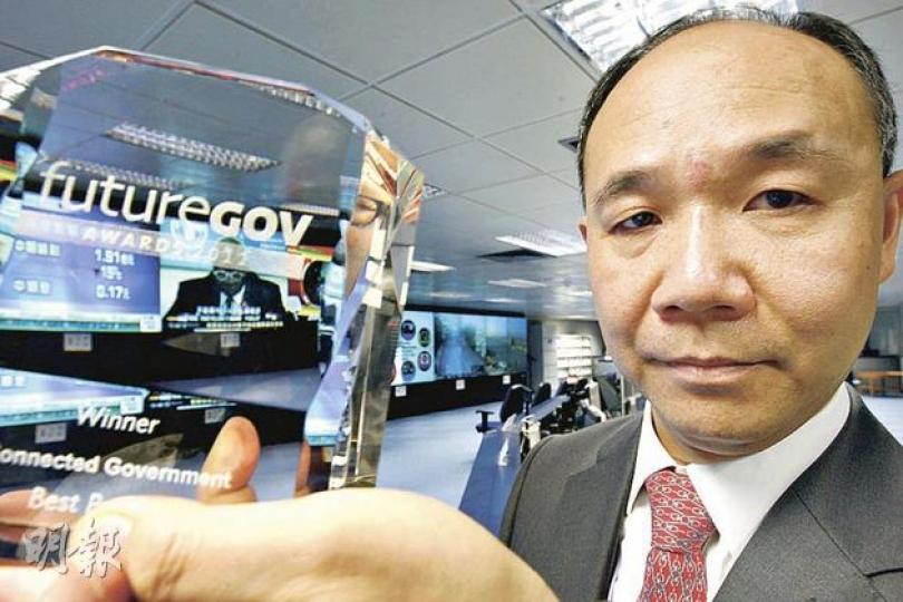 警務處總電訊工程師黃振球(圖)負責的「統一數碼平台」,在全球近500個參賽作品中脫穎而出,奪得「未來政府獎」的「互連性政府獎」。(李紹昌攝)(明報製圖) 警務處總電訊工程師黃振球(圖)負責的「統一數碼平台」,在全球近500個參賽作品中脫穎而出,奪得「未來政府獎」的「互連性政府獎」。(李紹昌攝)(明報製圖)