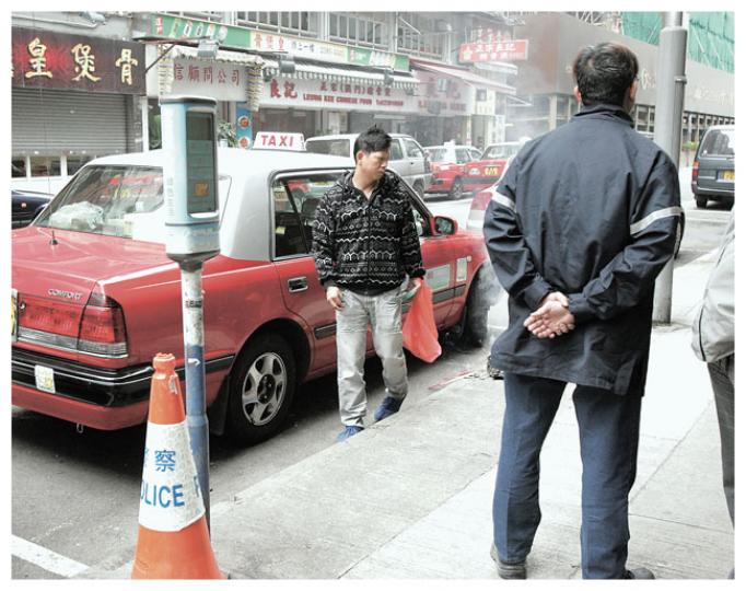 的士司機林某駕駛「特更」為口奔馳,昨清晨將的士泊在表位(圖)稍作休息,疑因心臟病發一睡不醒。一名行家到場了解協助。(黃雄攝) 的士司機林某駕駛「特更」為口奔馳,昨清晨將的士泊在表位(圖)稍作休息,疑因心臟病發一睡不醒。一名行家到場了解協助。(黃雄攝)