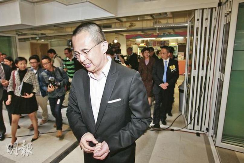 電盈主席李澤楷(前)與其哥哥、長實集團副主席李澤鉅(右後)昨日一同出席母校聖保羅男女中學新翼開幕典禮,惟兩人全程沒交流,並保持一定距離。(郭慶輝攝) 電盈主席李澤楷(前)與其哥哥、長實集團副主席李澤鉅(右後)昨日一同出席母校聖保羅男女中學新翼開幕典禮,惟兩人全程沒交流,並保持一定距離。(郭慶輝攝)