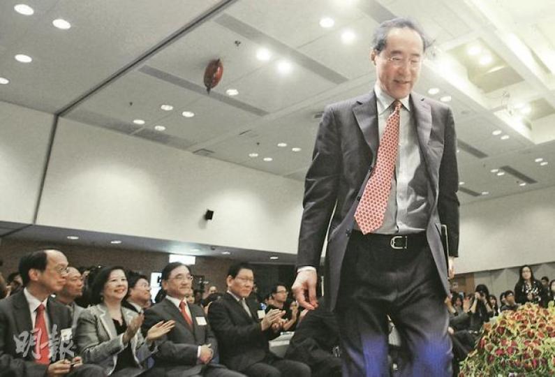 唐英年昨日到恒生管理學院與學生交流,甫入場,有學生就將有「商人亂港」字眼的氣球放上天花板「贈興」(圖2)。 (林振東攝) 唐英年昨日到恒生管理學院與學生交流,甫入場,有學生就將有「商人亂港」字眼的氣球放上天花板「贈興」(圖2)。 (林振東攝)