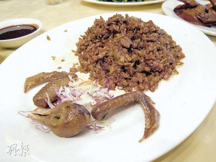 事主郭先生當日所點的菜是「崧子炒鴿崧」,圖為「冬笋鮑粒炒鴿崧」,主菜選用的同樣是乳鴿崧。(林綺琪攝) 事主郭先生當日所點的菜是「崧子炒鴿崧」,圖為「冬笋鮑粒炒鴿崧」,主菜選用的同樣是乳鴿崧。(林綺琪攝)