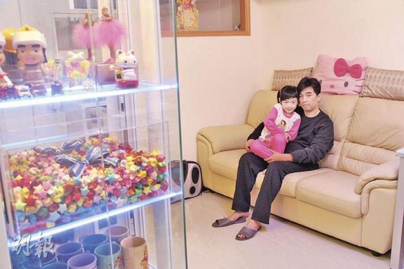 謝父(右)與妻子和幼女穎穎(左)搬入新公屋,不忘預留房間位置,存放一家與茵怡的相片和物品,至於面向大門的玻璃櫥窗,則放着同學和老師在長女茵怡追思會上贈送的星星。幼女雖然逐漸康復,但仍傷痕處處,需要穿保護衣物。(鄭穎瑩攝) 謝父(右)與妻子和幼女穎穎(左)搬入新公屋,不忘預留房間位置,存放一家與茵怡的相片和物品,至於面向大門的玻璃櫥窗,則放着同學和老師在長女茵怡追思會上贈送的星星。幼女雖然逐漸康復,但仍傷痕處處,需要穿保護衣物。(鄭穎瑩攝)