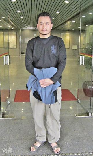 被還押逾兩周的「噴漆男」劉智仁昨獲准保釋外出。(林綺琪攝) 被還押逾兩周的「噴漆男」劉智仁昨獲准保釋外出。(林綺琪攝)