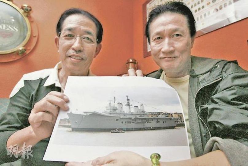 香港船藝學會會長李慨俠(左)競投英航母「皇家方舟號」遇阻滯,強調2億港元競投和改裝費全由會員、銀行借貸集資,背後不涉內地官方參與。圖右為獲邀作遊艇會行政總裁的徐家傑。(郭慶輝攝) 香港船藝學會會長李慨俠(左)競投英航母「皇家方舟號」遇阻滯,強調2億港元競投和改裝費全由會員、銀行借貸集資,背後不涉內地官方參與。圖右為獲邀作遊艇會行政總裁的徐家傑。(郭慶輝攝)